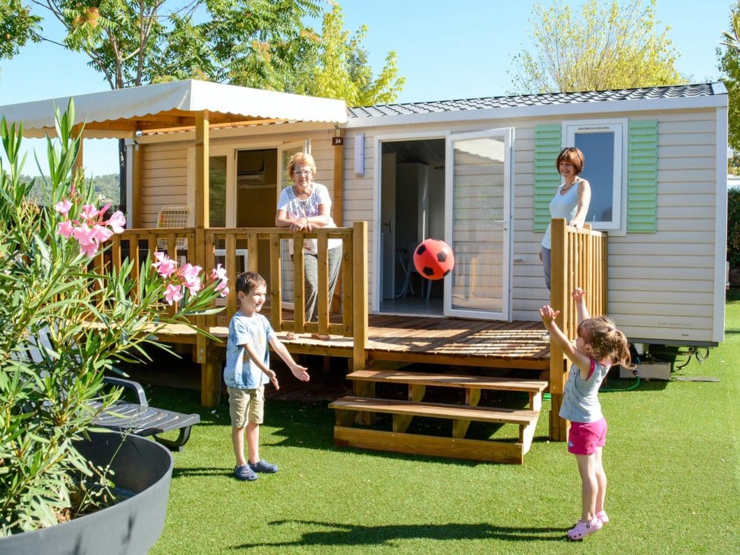 Vacances en familles au camping La Pinède, un camping 4 étoiles dans le Verdon.