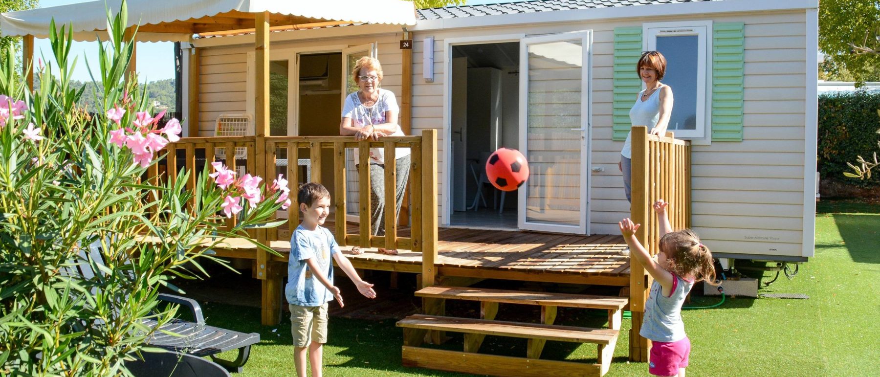 Vacances en familles au camping La Pinède, un camping 4 étoiles dans le Verdon.