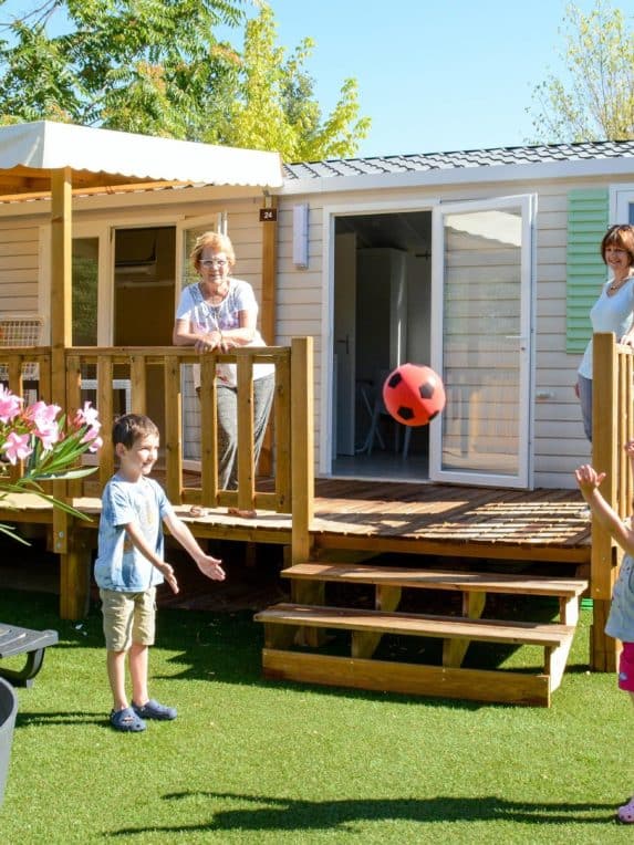 Vacances en familles au camping La Pinède, un camping 4 étoiles dans le Verdon.
