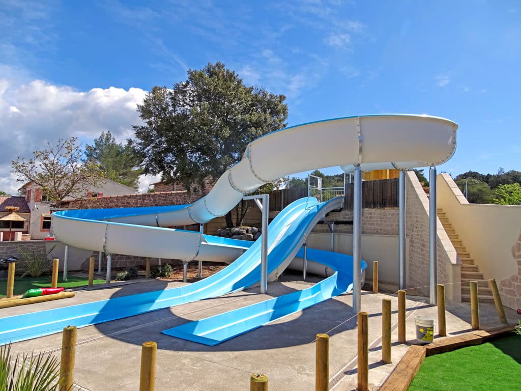 Wasserrutschen auf dem Campingplatz La Pinède in Gréoux-les-Bains in der Region Verdon