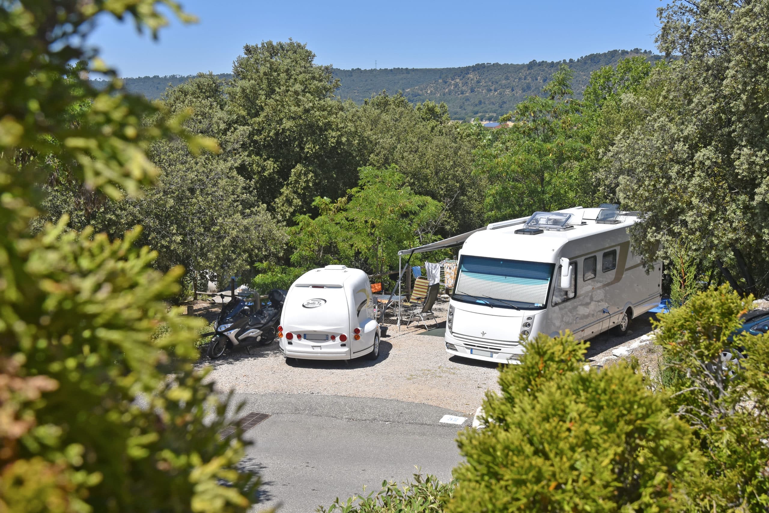 Aire de camping-car du camping La Pinède dans le Verdon