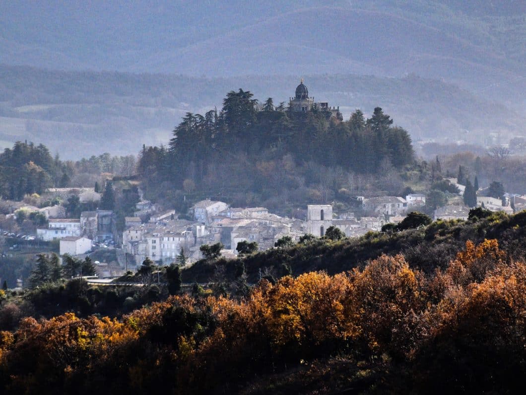 Ville de Forcalquier en automne