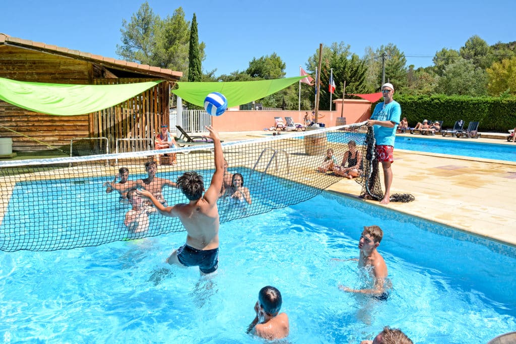 Wasserball am Pool des Campingplatzes La Pinède im Verdon