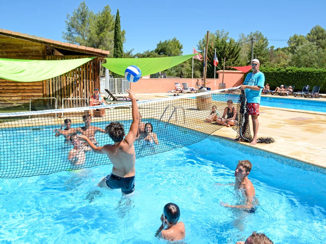 Un séjour en camping avec piscine et toboggans fait le bonheur des petits et grands