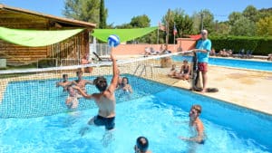 Water polo dans la piscine du camping la pinede
