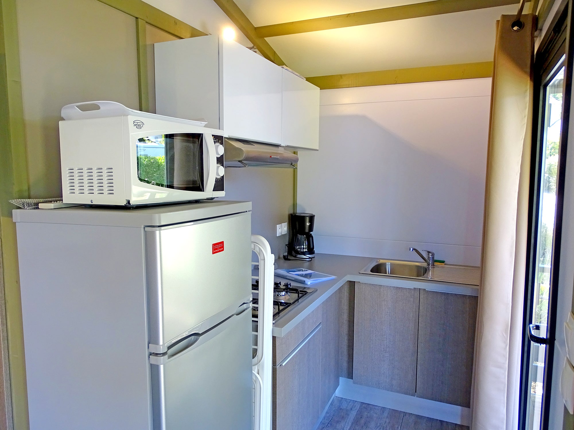 chalet daudet coin cuisine camping la pinede