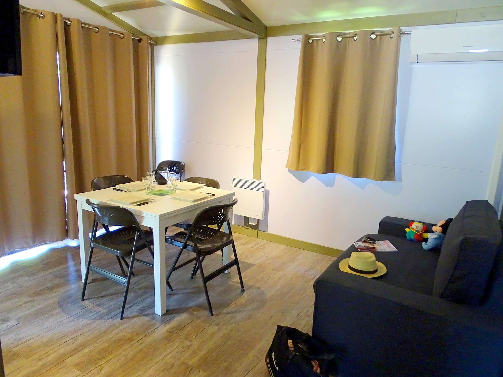 chalet daudet coin sejour camping la pinede
