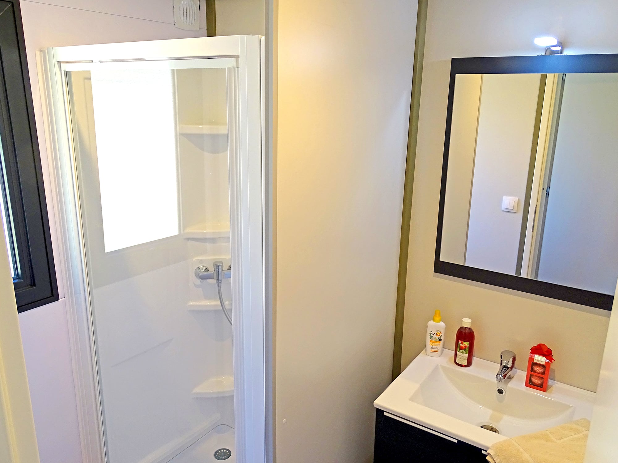 chalet daudet salle d eau camping la pinede