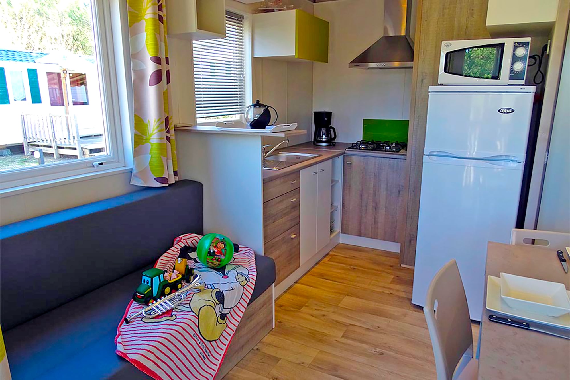chalet pagnol coin cuisine camping la pinede