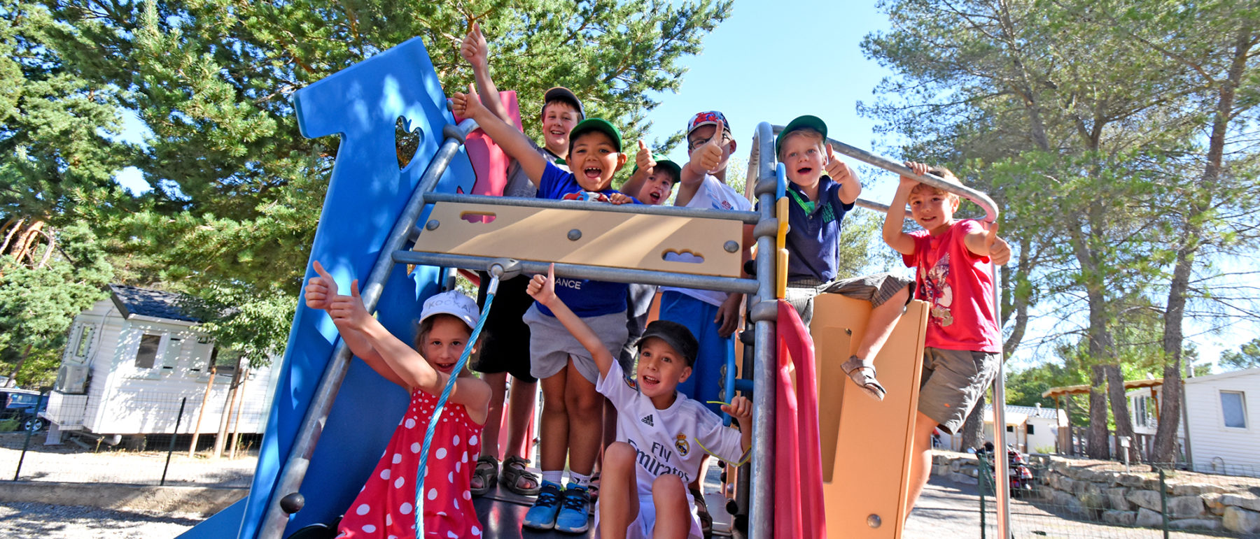 Club enfants à l'aire de jeux du camping La Pinède dans le Verdon