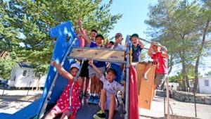 Club enfants à l'aire de jeux du camping La Pinède dans le Verdon