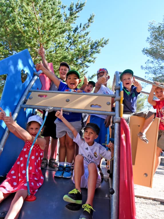 Club enfants à l'aire de jeux du camping La Pinède dans le Verdon