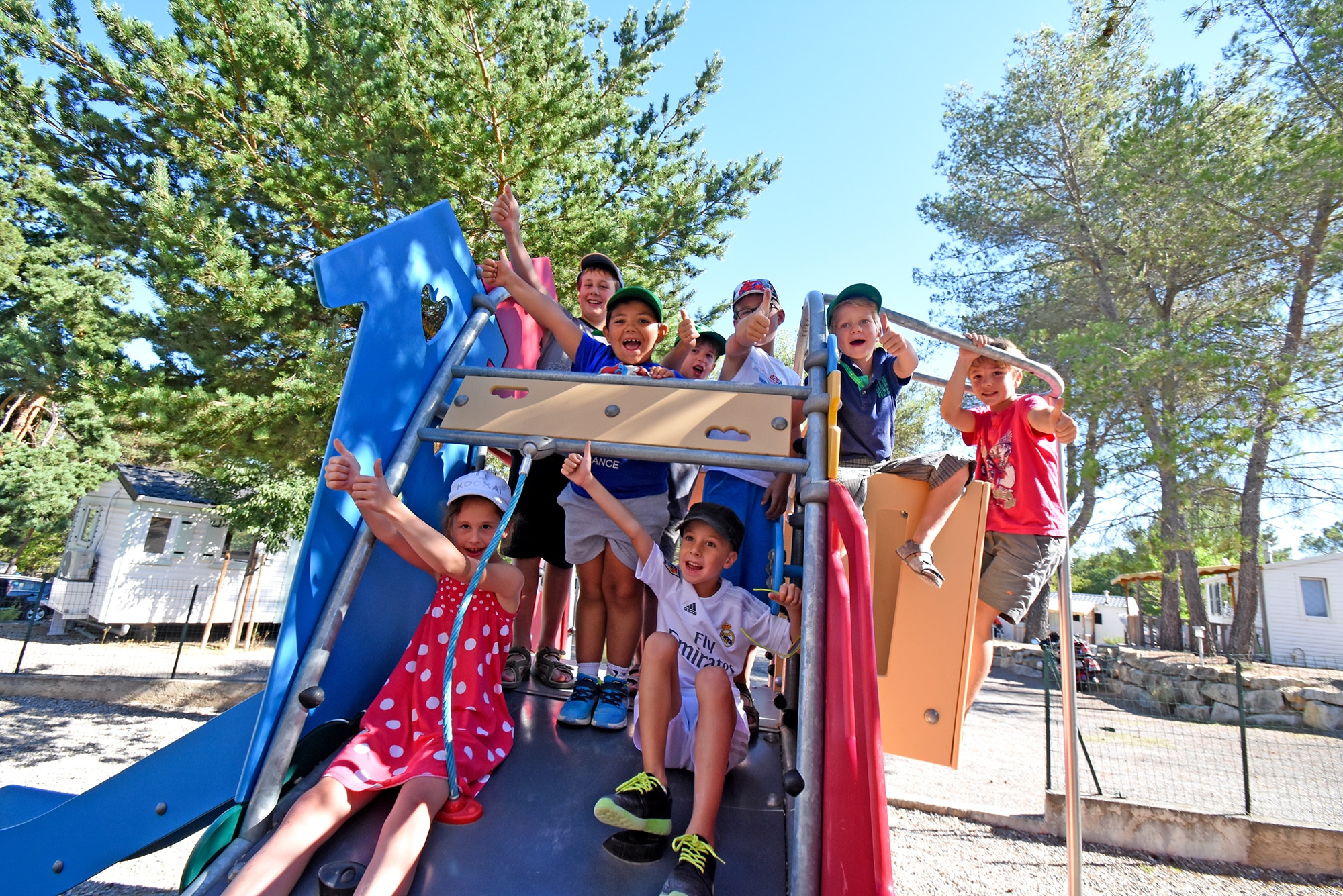 Club enfants à l'aire de jeux du camping La Pinède dans le Verdon