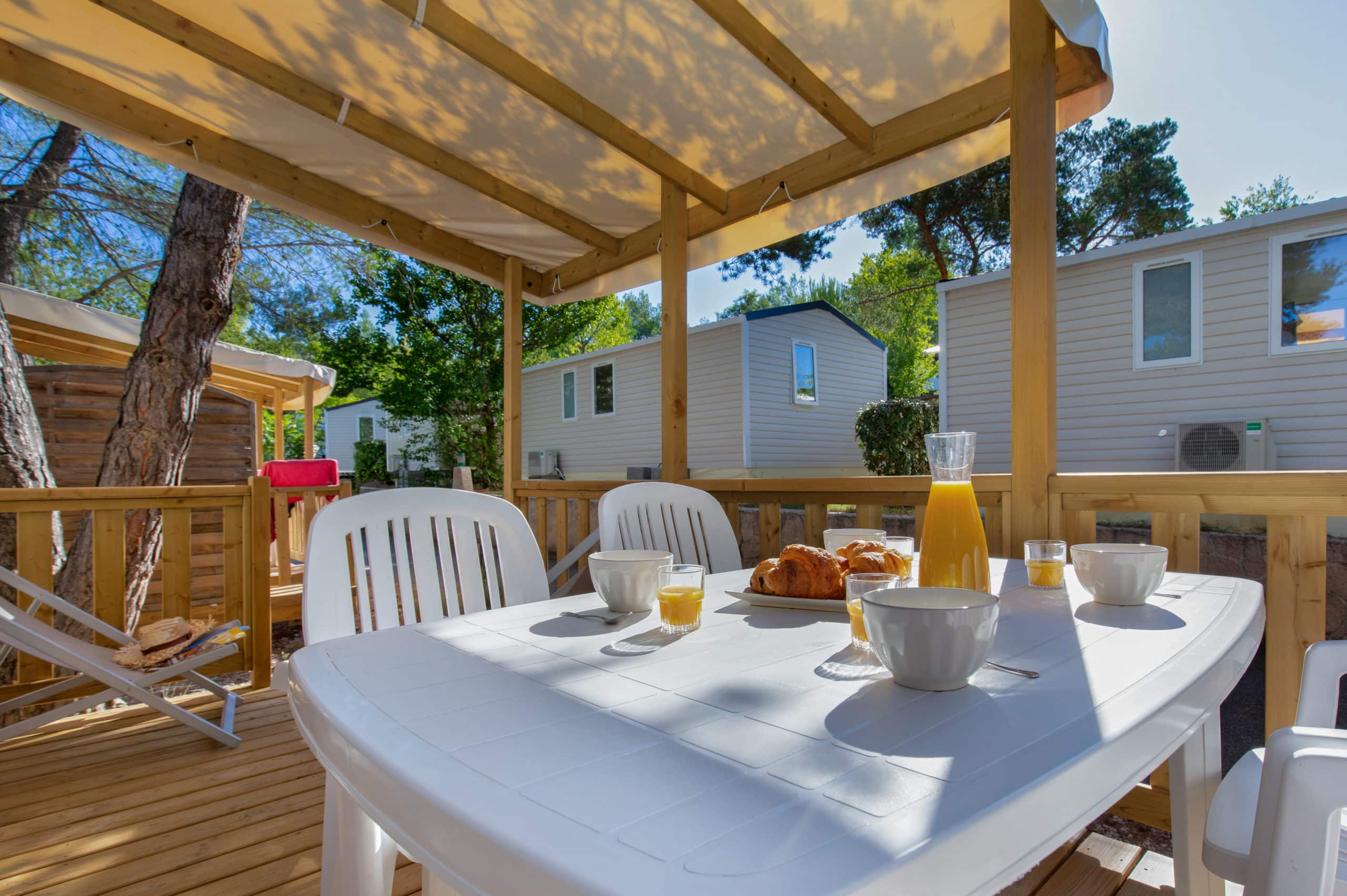 location mh romarin table ext petit dejeuné