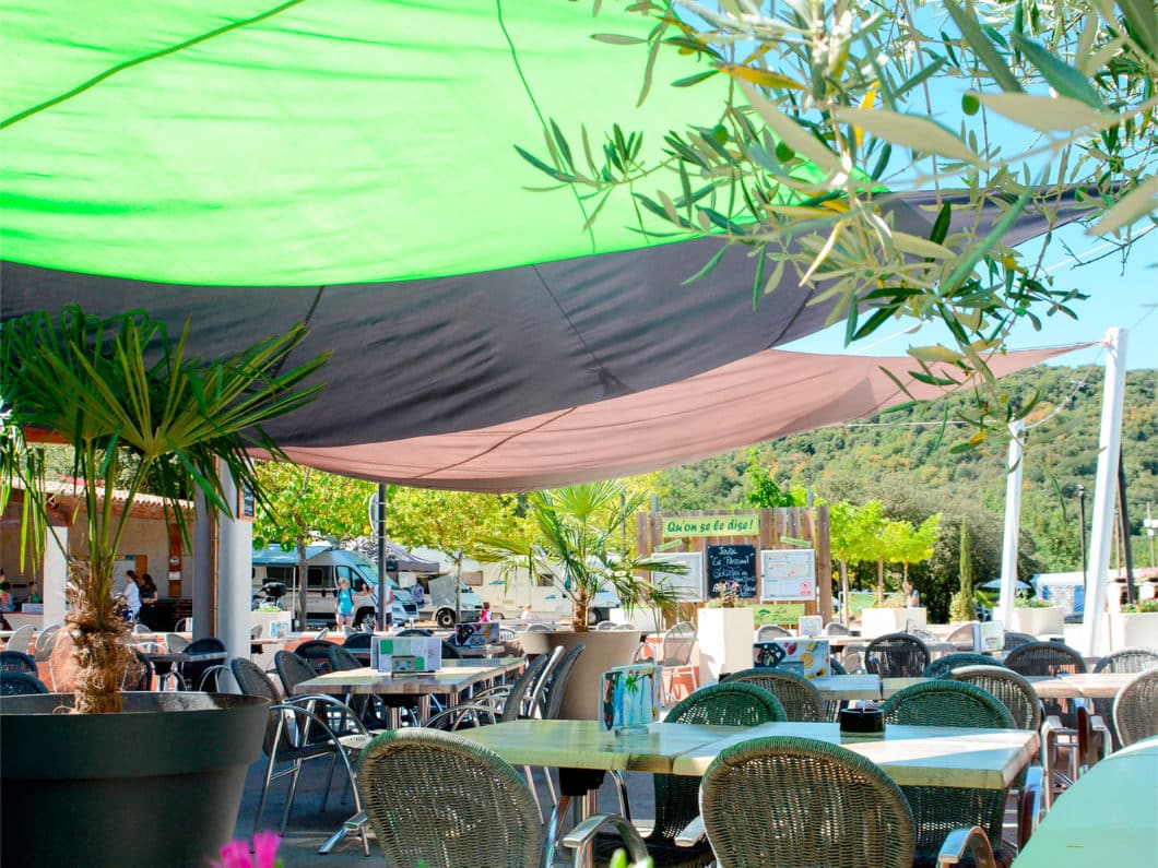 Terrasse du restaurant du camping La Pinède à Gréoux-les-Bains