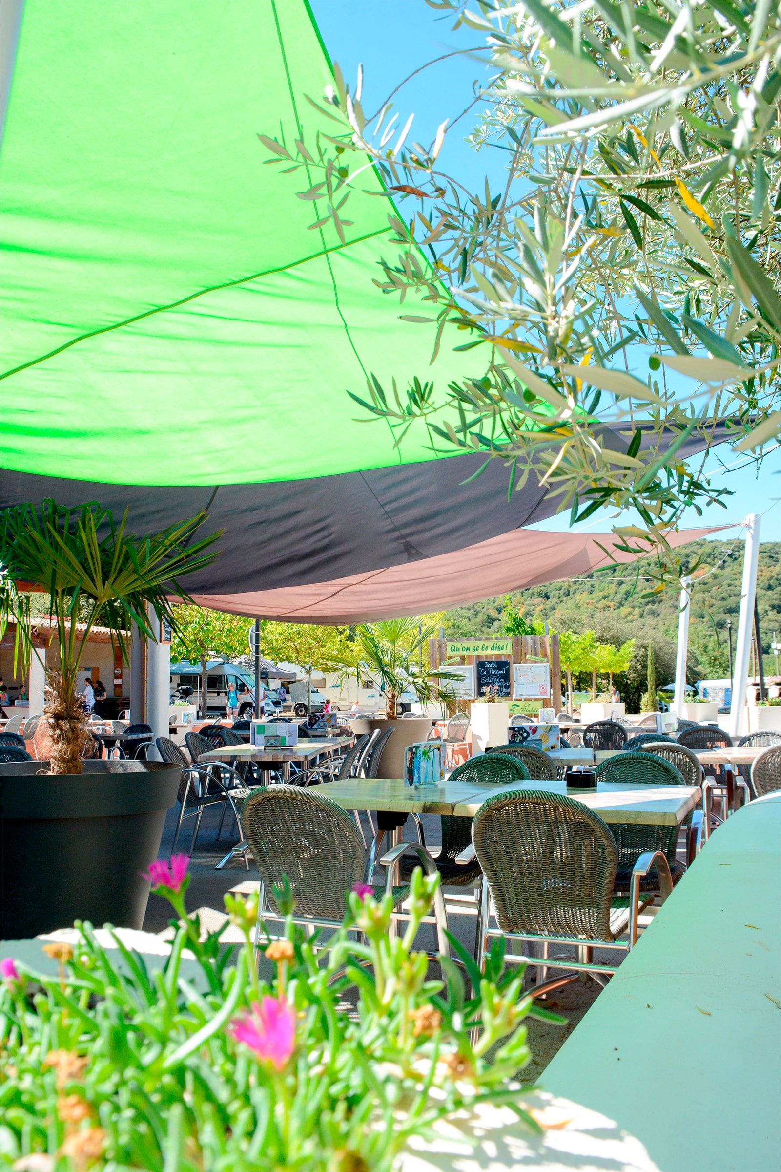 Terrasse du restaurant du camping La Pinède à Gréoux-les-Bains
