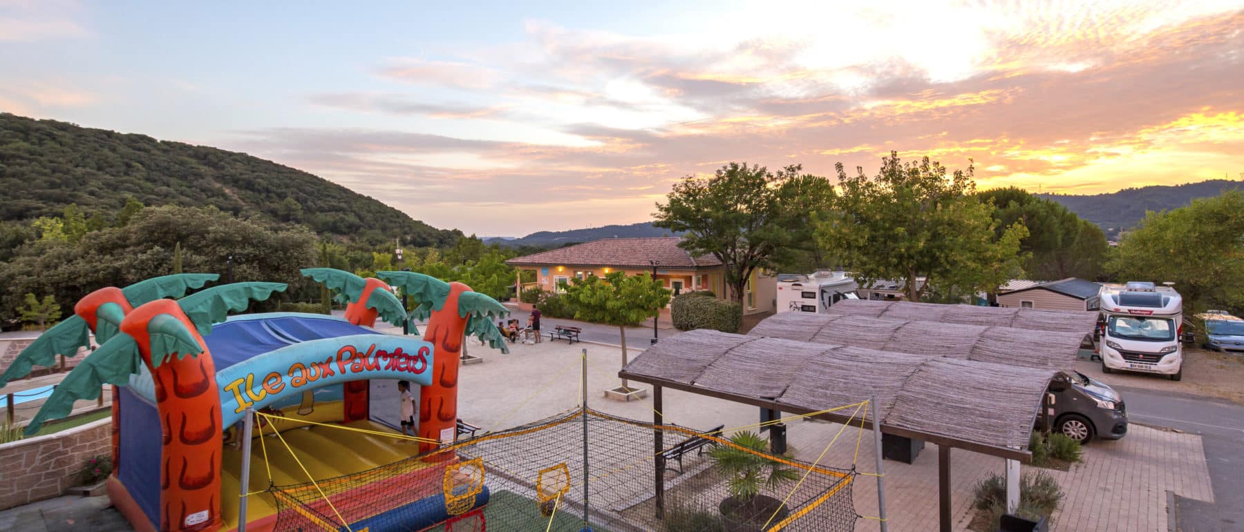 Vue sur le camping espace enfant restaurant camping car au couche de soleil au camping la pinede greoux les bains