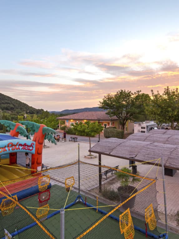 Vue sur le camping espace enfant restaurant camping car au couche de soleil au camping la pinede greoux les bains