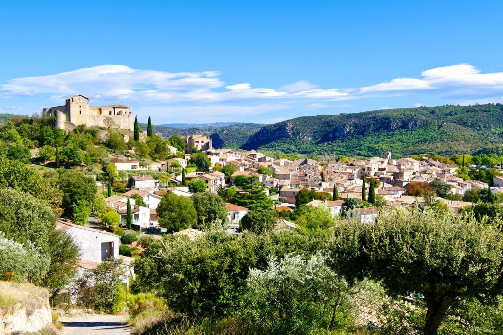 Le village provençal de Gréoux-les-Bains, surplombé par un ancien château, aux portes du parc naturel du Verdon