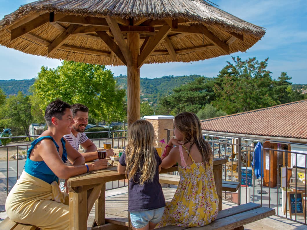 Nous proposons un service de restauration sur place, des services tout confort dans le Verdon
