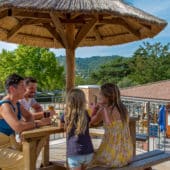 famille sous en parasole pour se rafraichir en boisson