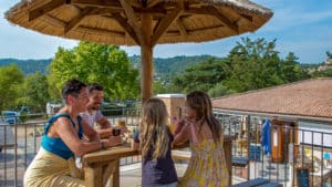 famille sous en parasole pour se rafraichir en boisson