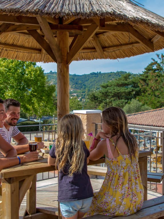 famille sous en parasole pour se rafraichir en boisson