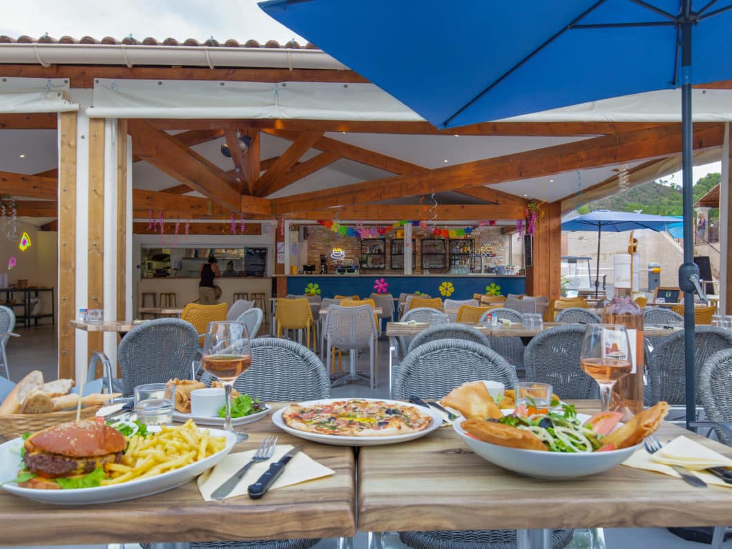 plats restaurant sur table exterieur