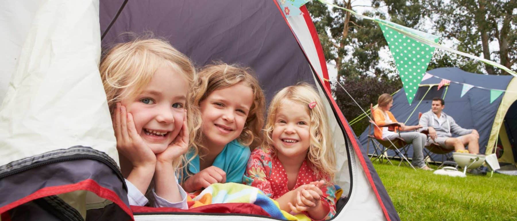 Enfants dans une tente au camping La Pinède dans le Verdon, Gréoux-les-Bains