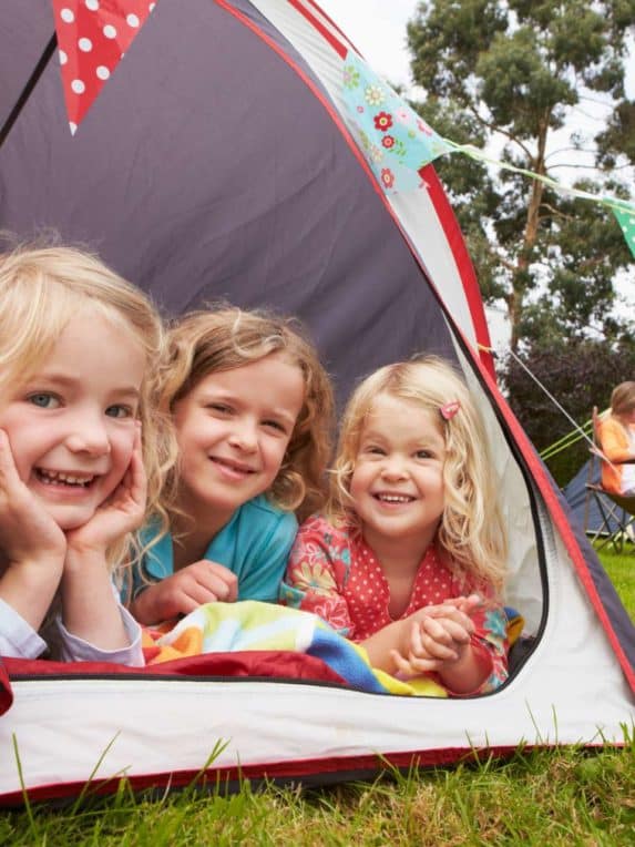 Enfants dans une tente au camping La Pinède dans le Verdon, Gréoux-les-Bains