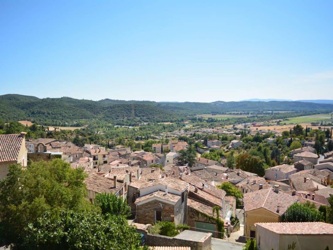 vue du haut de Gréoux-les-Bains, l’une des grandes stations thermales françaises