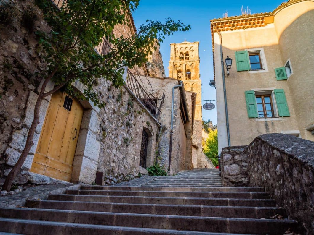 Les escaliers de Moustiers-Sainte-Marie qui montent jusqu’à la chapelle Notre-Dame de Beauvoir