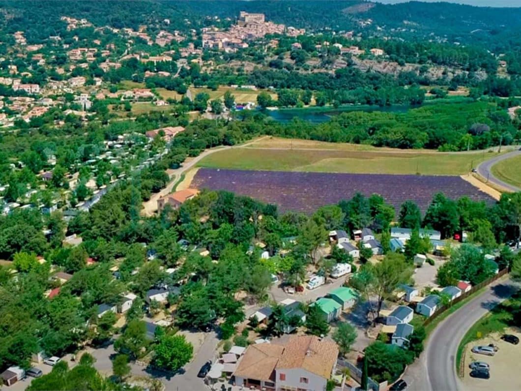 Vue aérienne du camping la Pinède dans le Verdon