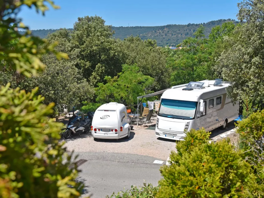 Aire de camping-car du camping La Pinède dans le Verdon