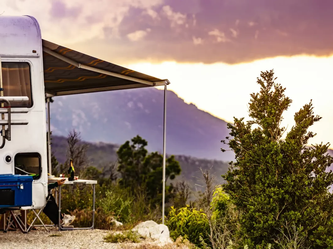 emplacements réservés aux camping-cars en bordure du Verdon