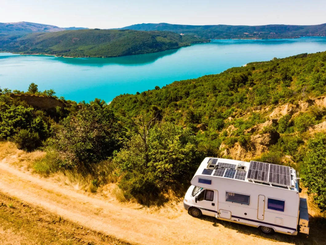camping-car au bord du lac de Sainte Croix du Verdon, dans le Parc Naturel Régional du Verdon