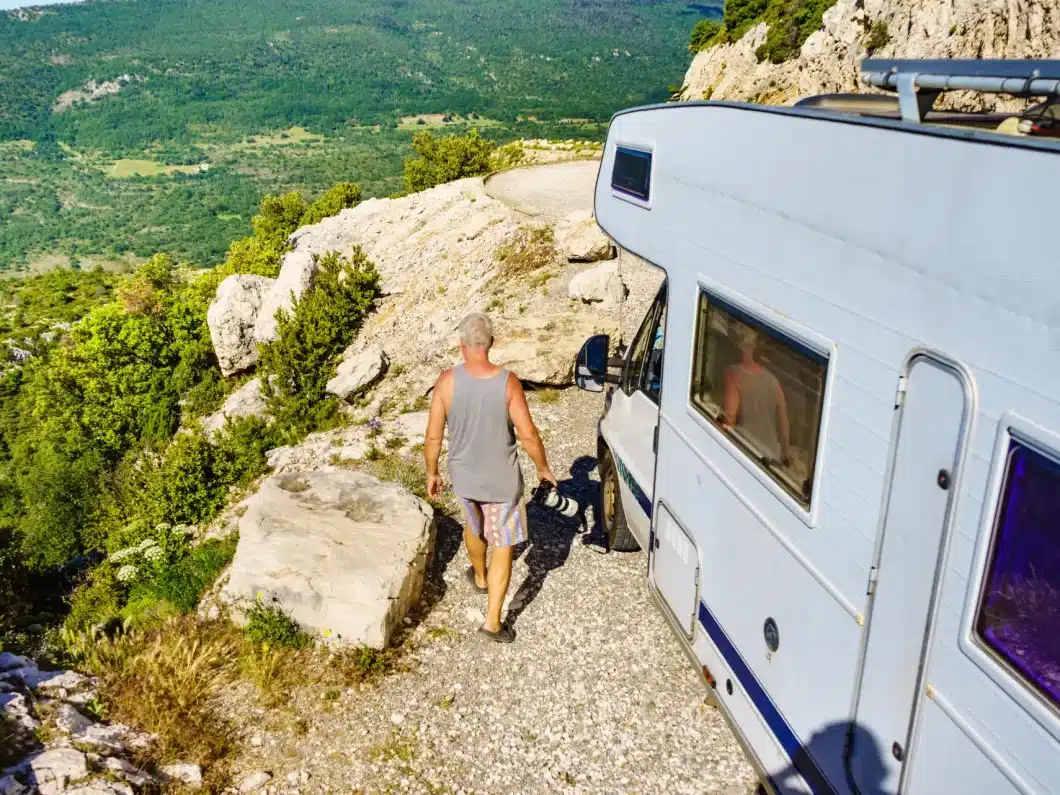 Camping-cariste en été dans le Verdon, voyage et nuitée en camping-car au cœur des gorges du Verdon en Provence