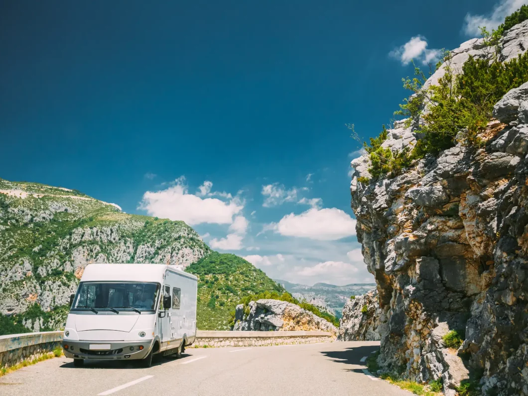 Camping-car sur la route des Crêtes dans les gorges du Verdon