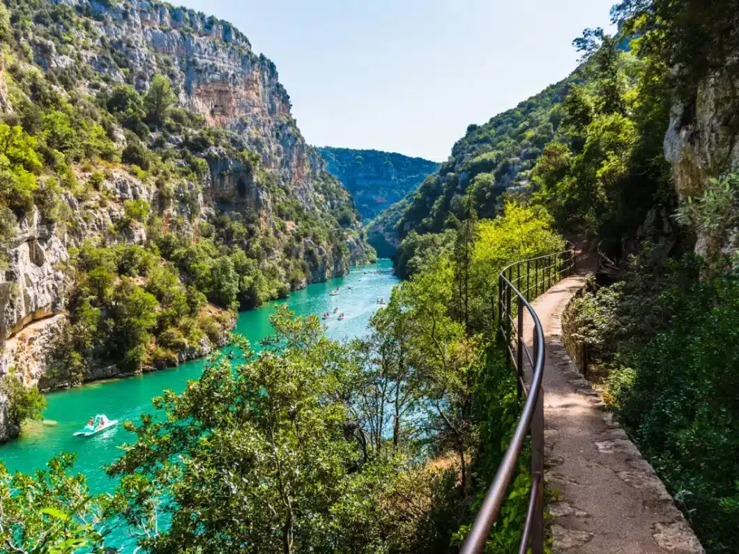 Sur l'ancien sentier du garde canal, le sentier rejoint la chapelle de Sainte-Maxime