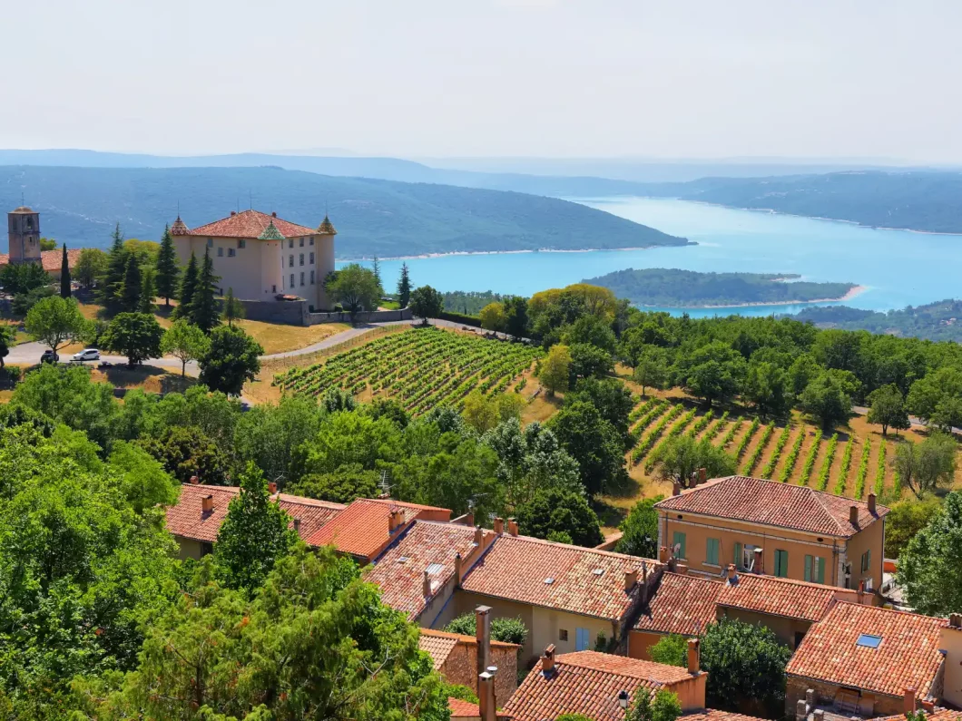 Château et église à Aiguines, avec le lac de Sainte-Croix en arrière-plan